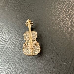 Gold tone violin brooch